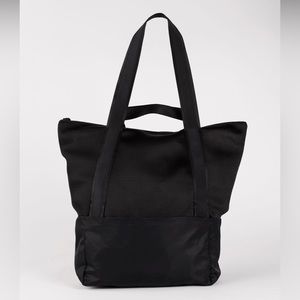 Lululemon Hot Mesh Tote - New without tags - 30L